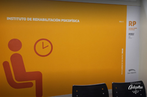 Vinilo instalado en pared Sanatorio